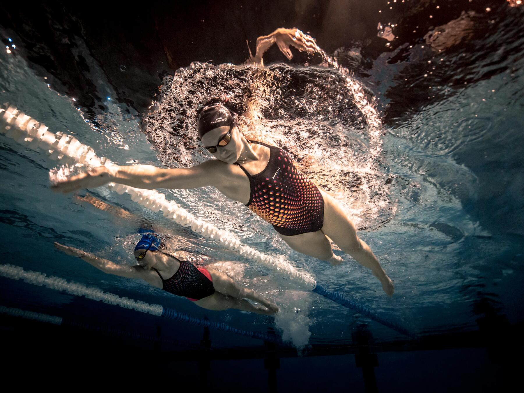 mujer nadando estilo crol