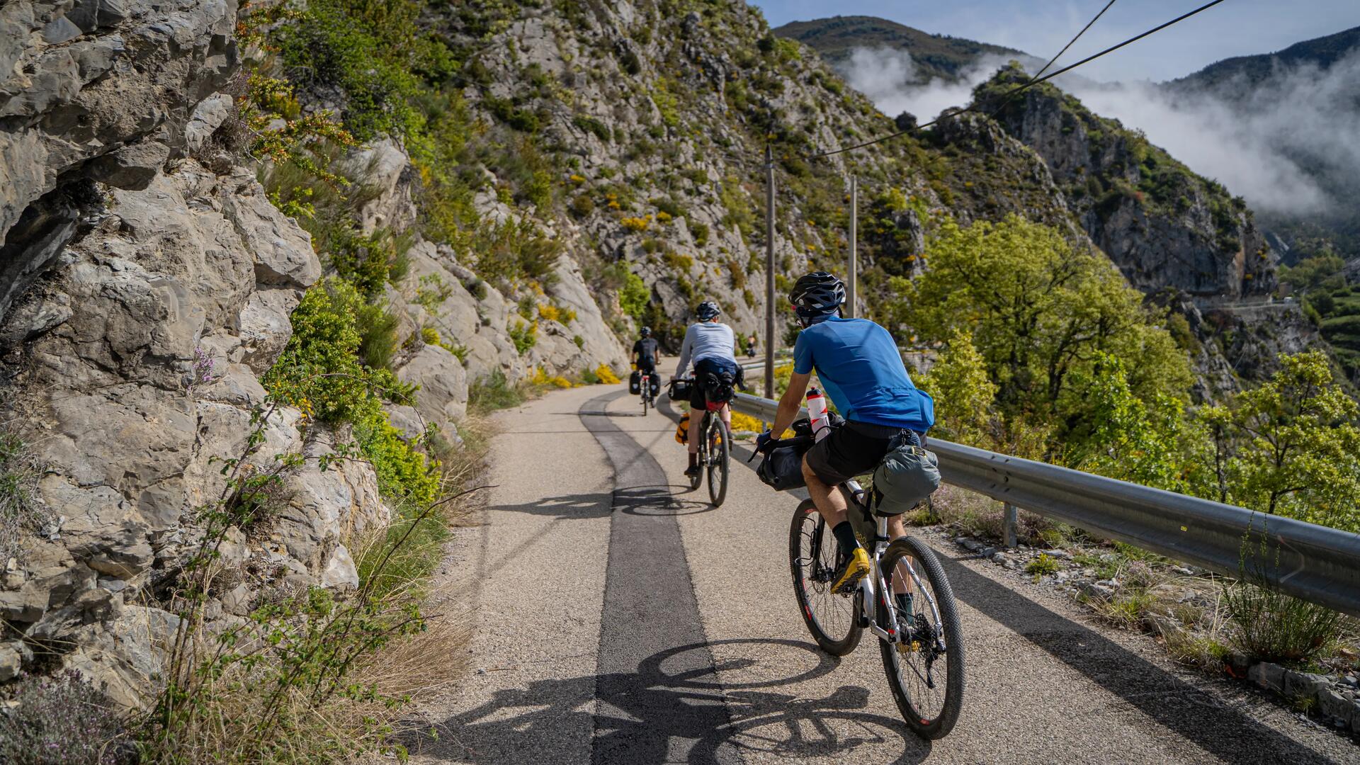 Grupa osób jadących na bikepacking