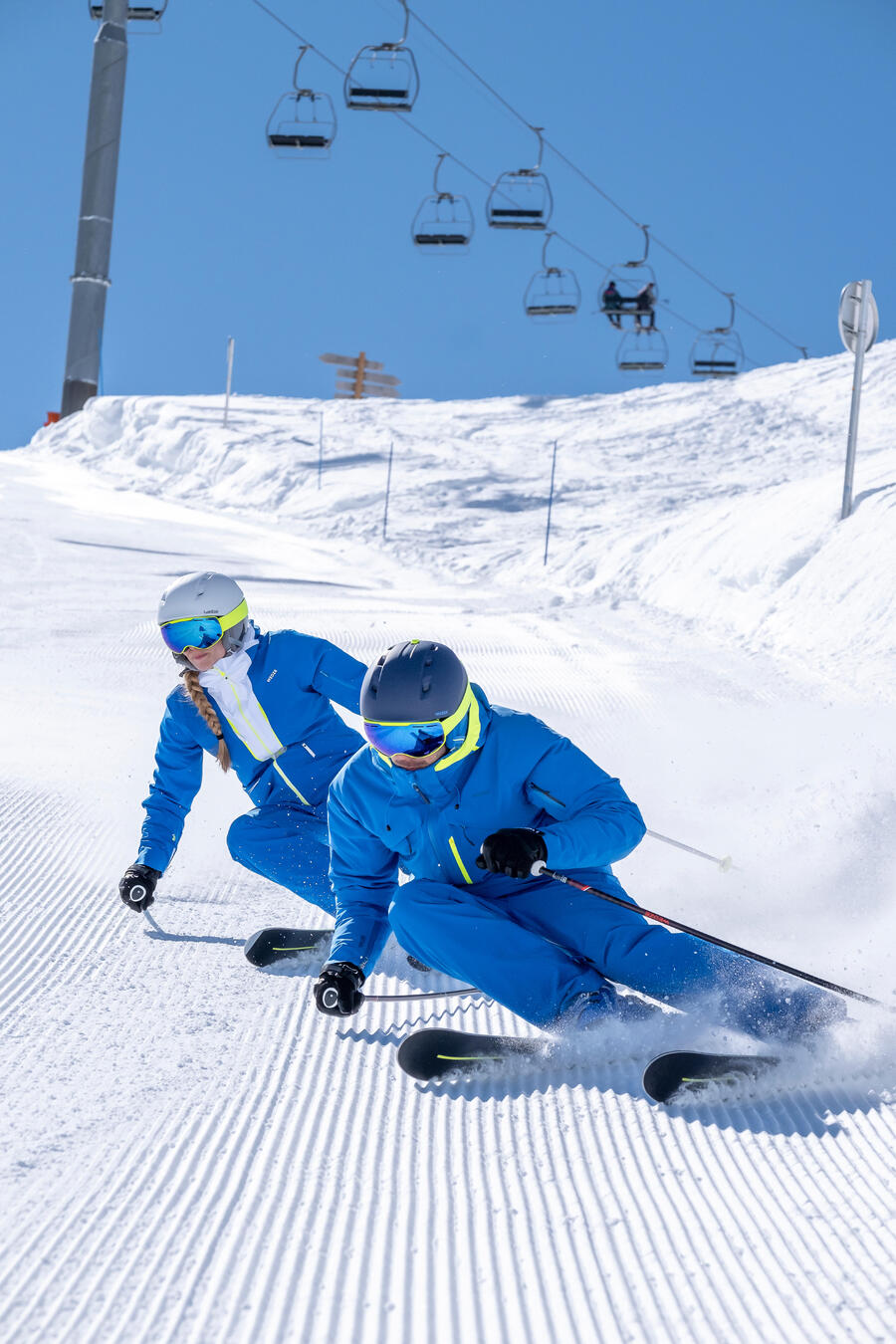 Zwei Skifahrer auf der Piste