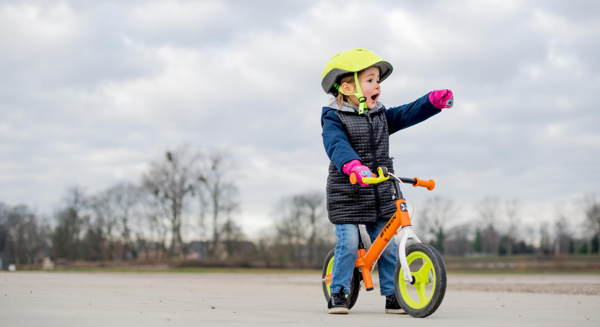 Hoe kan ik mijn kind met een loopfiets leren rijden?