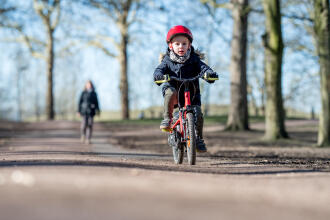 4 pasos para enseñar a tu hijo a andar en bici