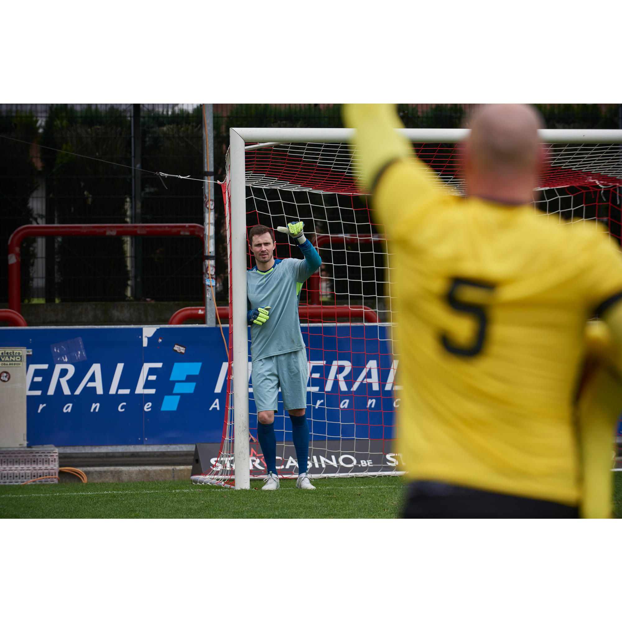 Перчатки вратарские взрослые F500 желто-синие KIPSTA