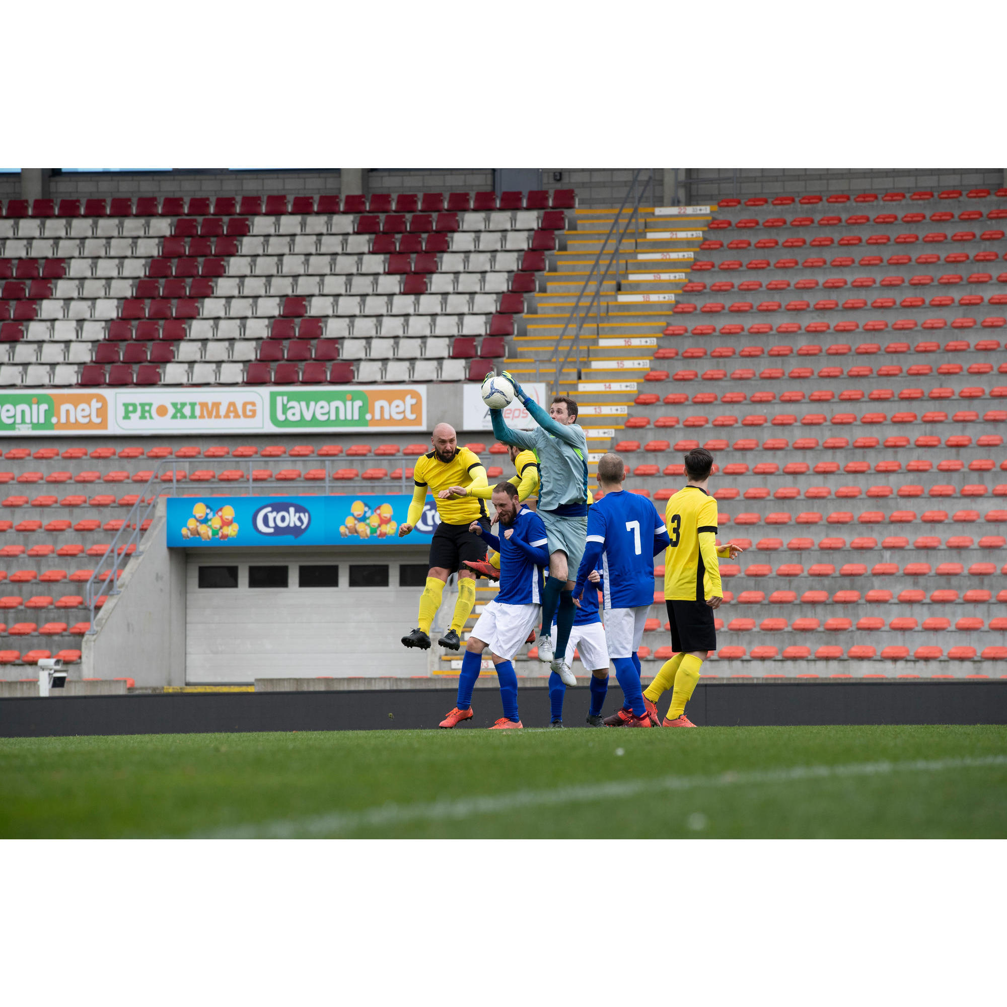 Перчатки вратарские взрослые F500 желто-синие KIPSTA