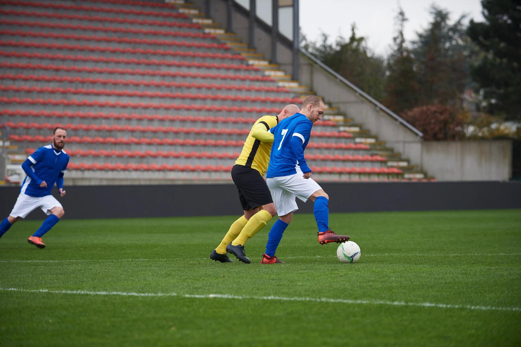 hoe voetbal spelen