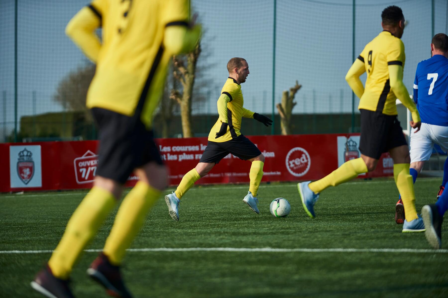 hoe voetbal spelen