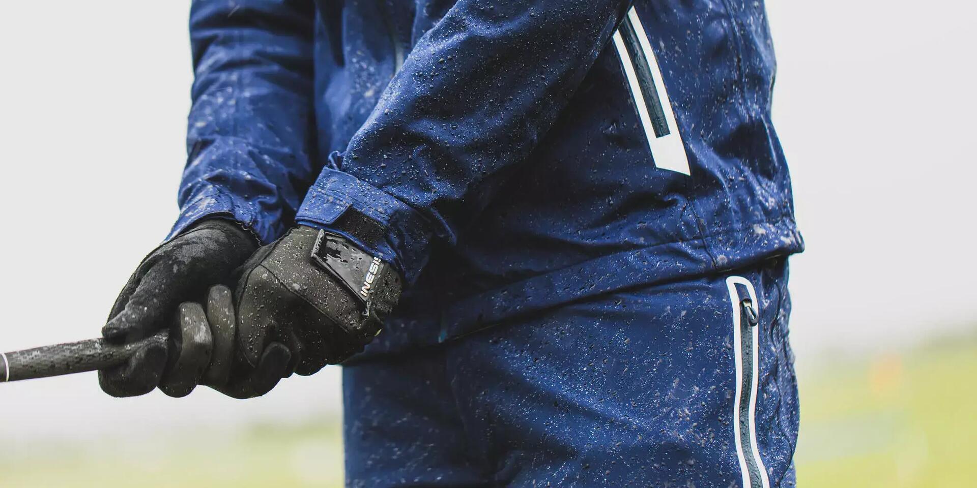 Sportowiec grający w golfa w wodoszczelnej kurtce