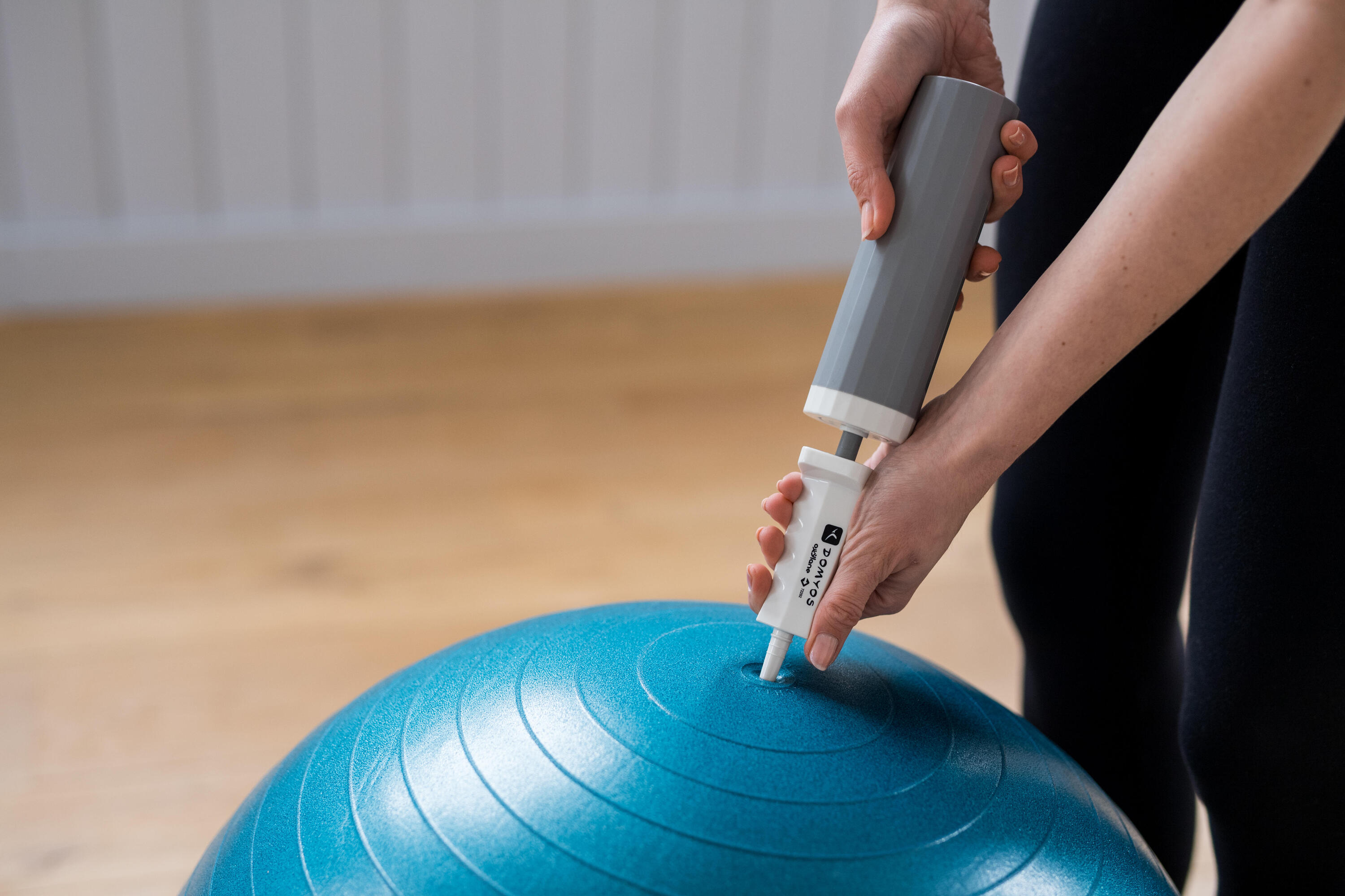 Fitness Small Ball Pump 0.9 L – 100 White 4/5