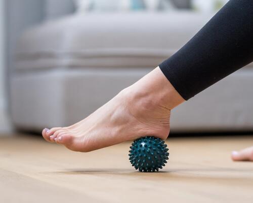 Balle de massage pour soulager une aponévrose plantaire