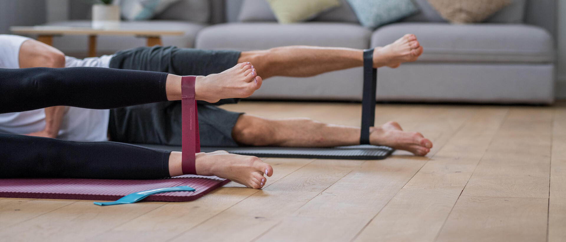 Homem e mulher a fazer exercício físico com as bandas elásticas ginástica e pilates