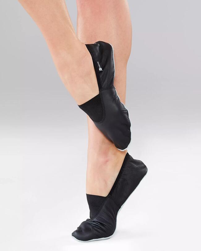Schwarze Tanzschuhe.