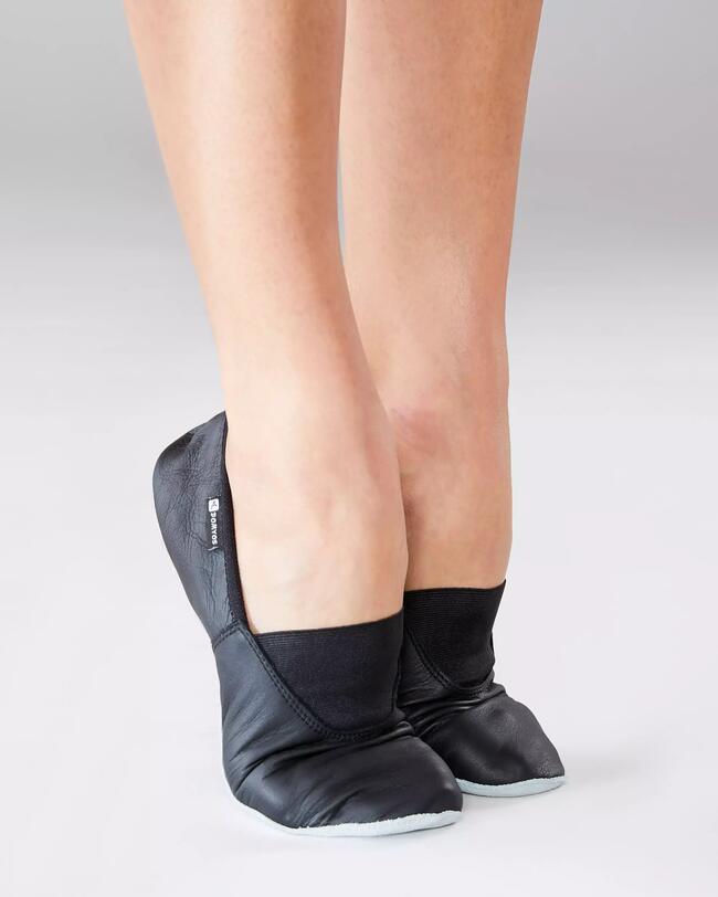 Schwarze Tanzschuhe.