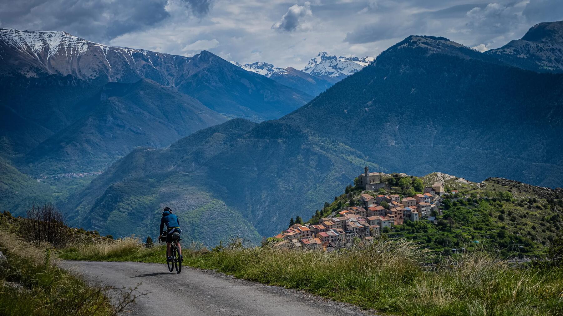 Osoba jadąca na rowerze trekkingowym w górach