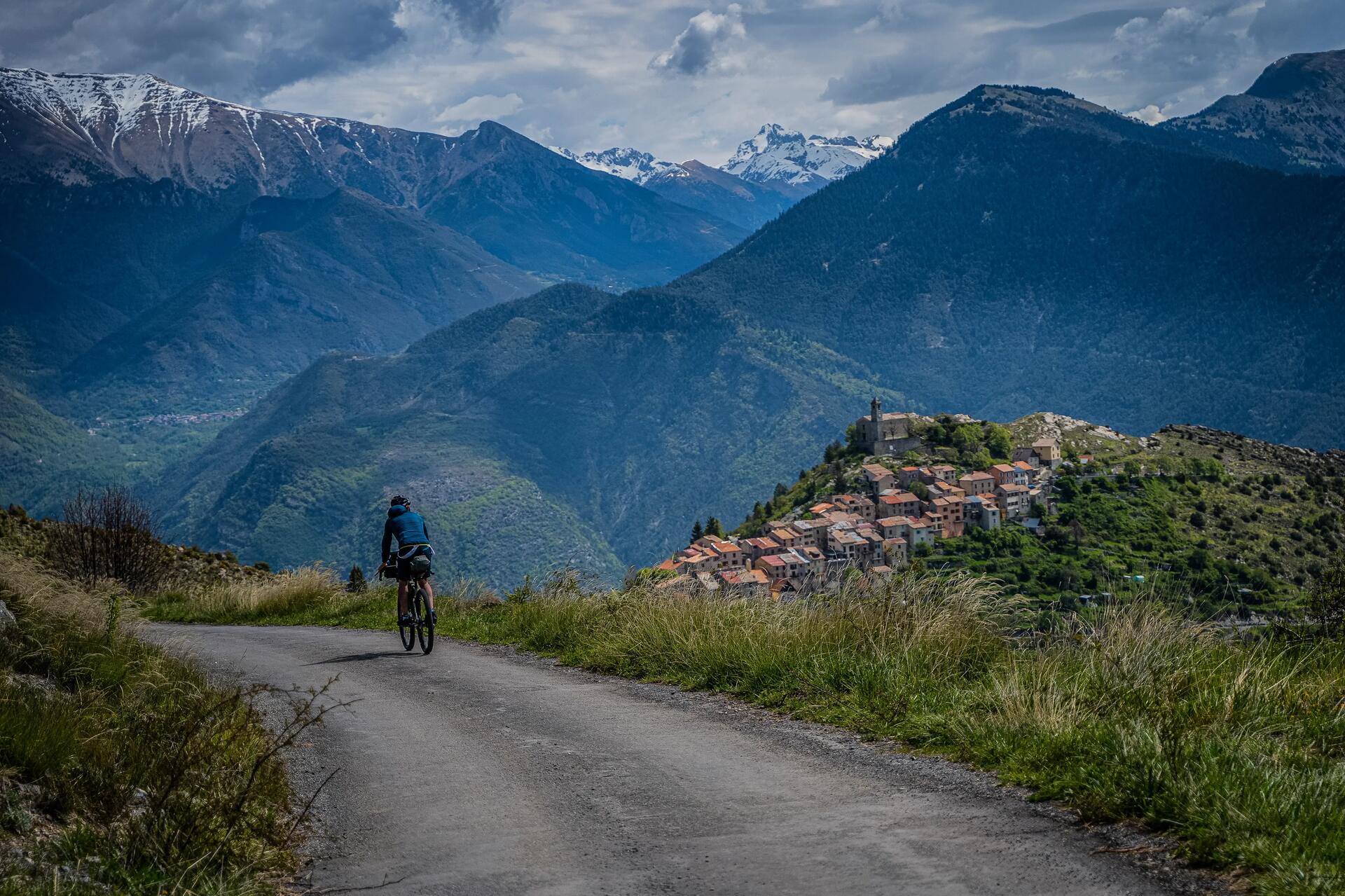 Rowerzysta jadący na rowerze trekkingowym trasą w górach