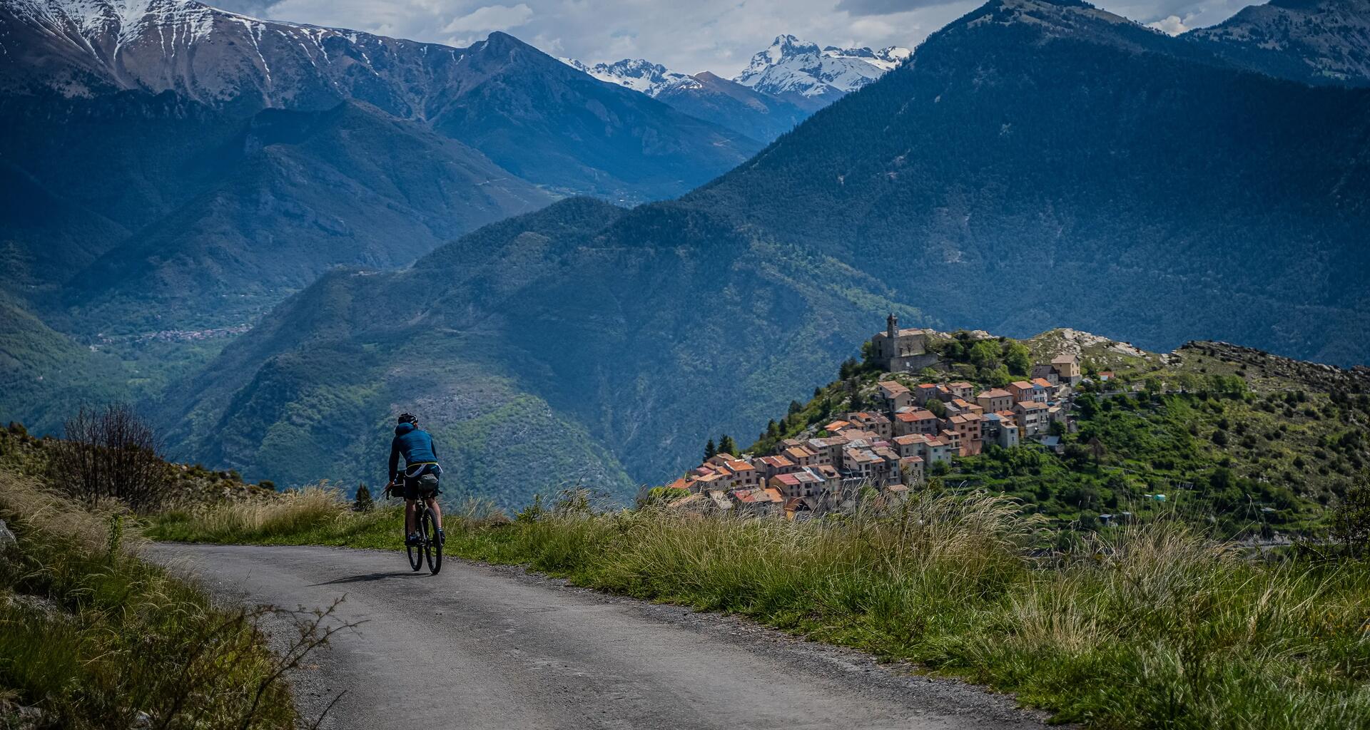 osoba jadąca na rowerze trekkingowym w górach