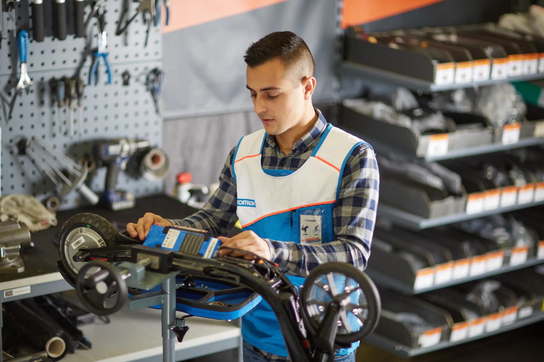 hombre arreglando un patinete electrico