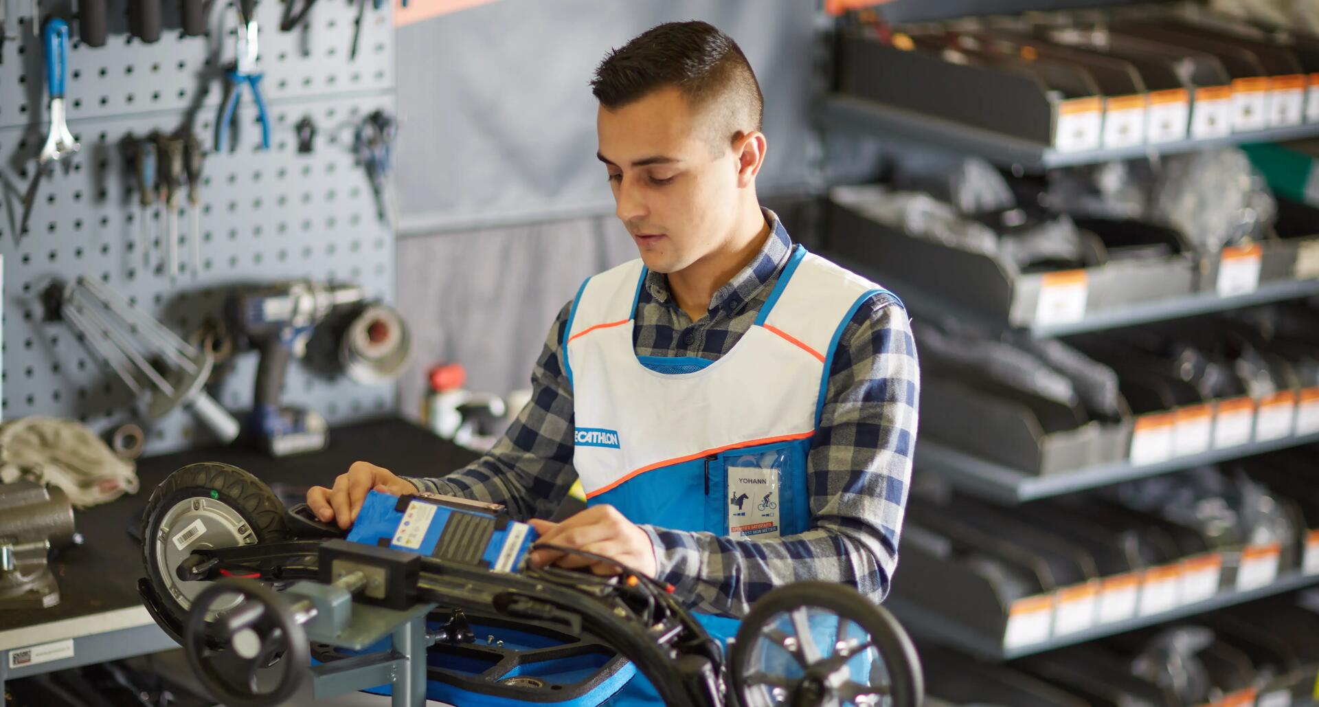 hombre arreglando patinete