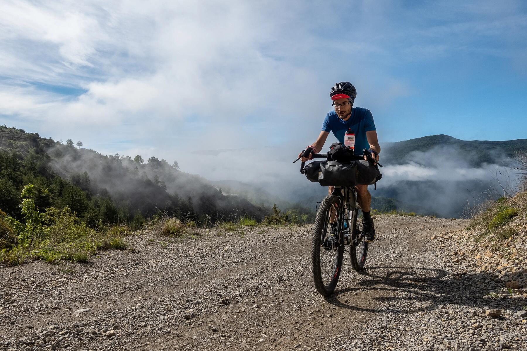 hombre entrenando para hacer el camino de santiago en bicileta