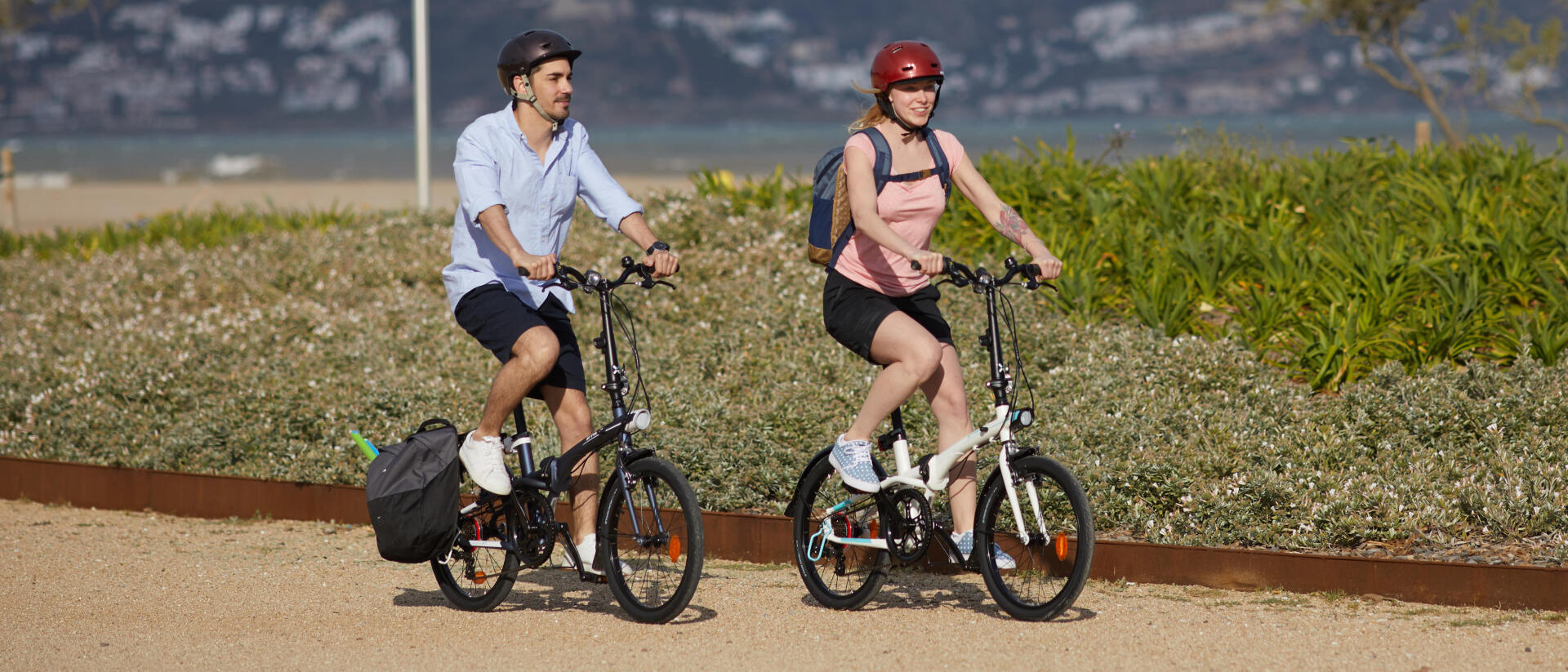 casal a andar de bicicleta pela cidade