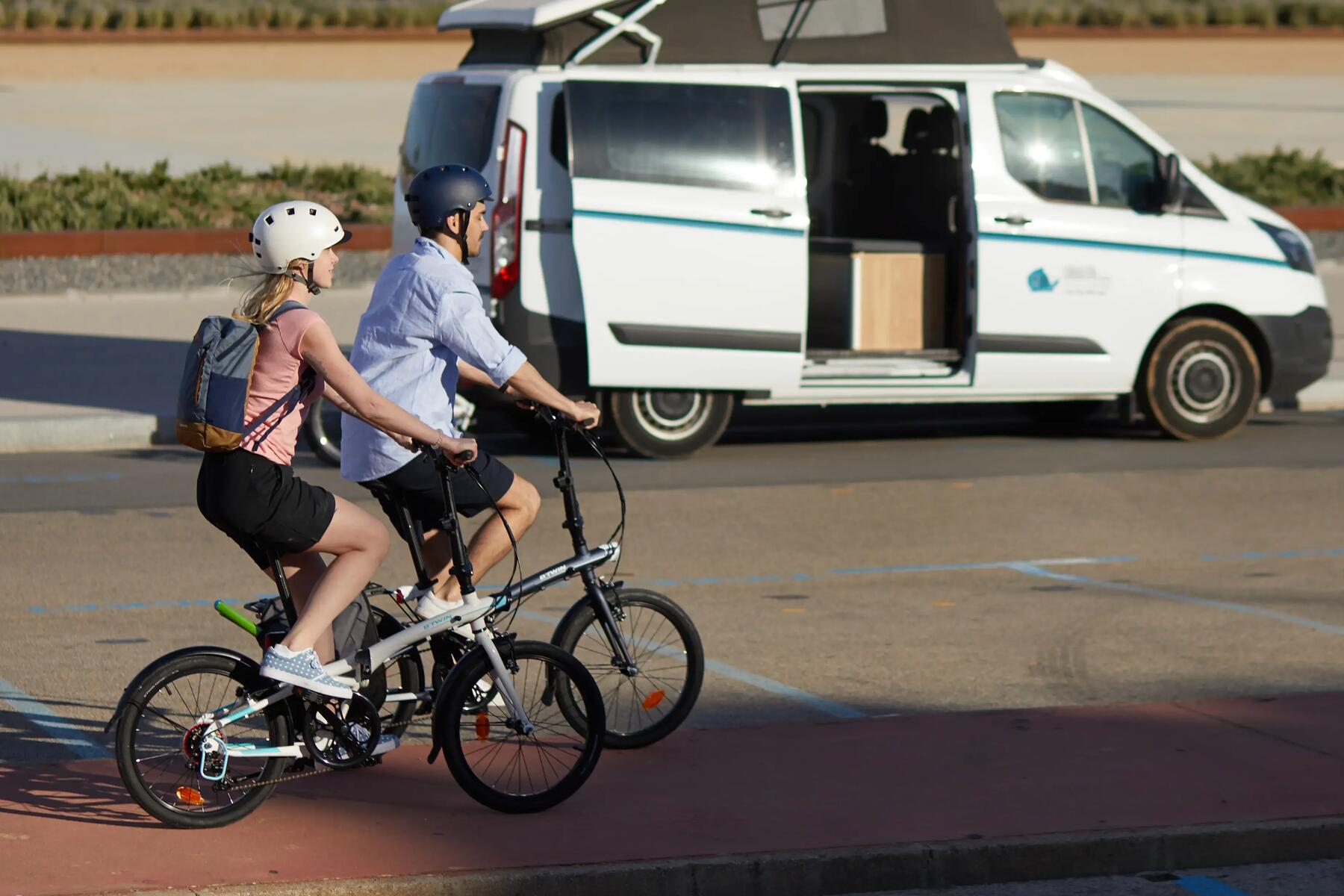 casal com bicicleta dobrável