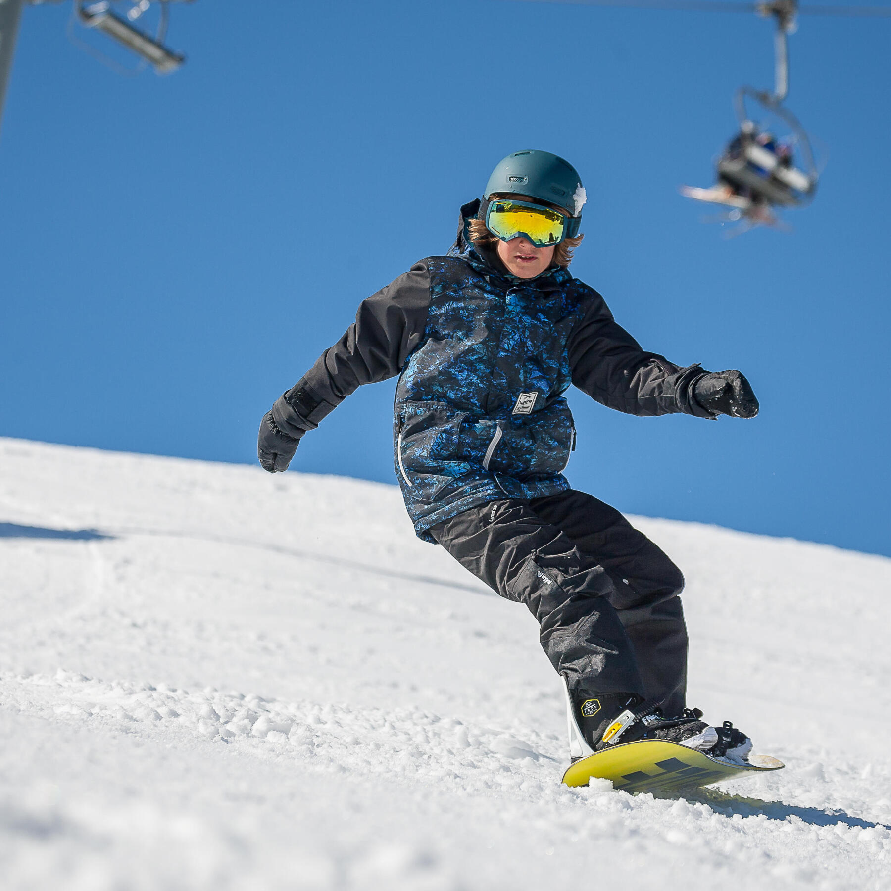 garçon sur une planche à neige