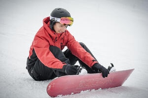 homme en rouge avec snow wedze