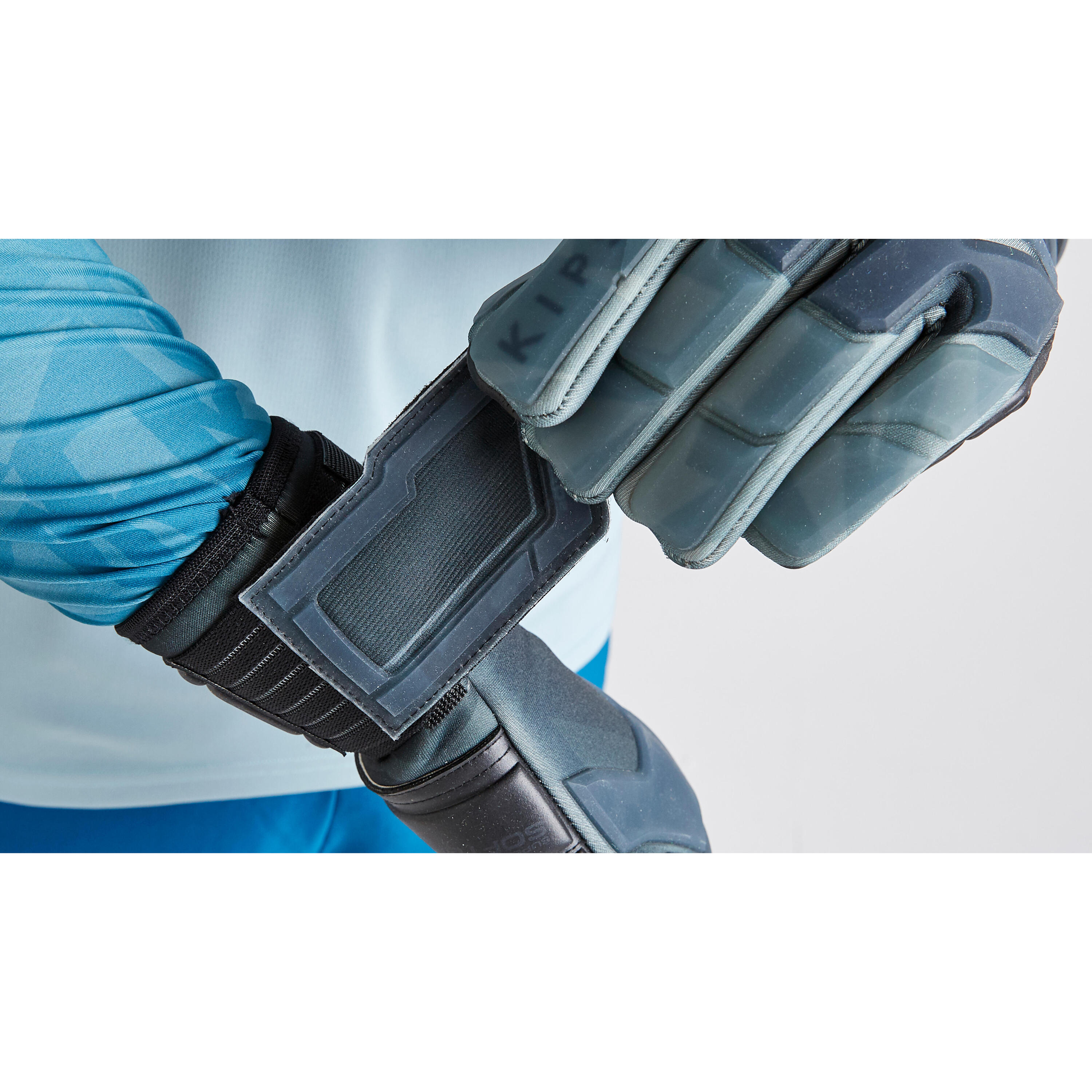 F900 Cold Negative Seam Adult Football Goalkeeper Gloves - Black 11/15