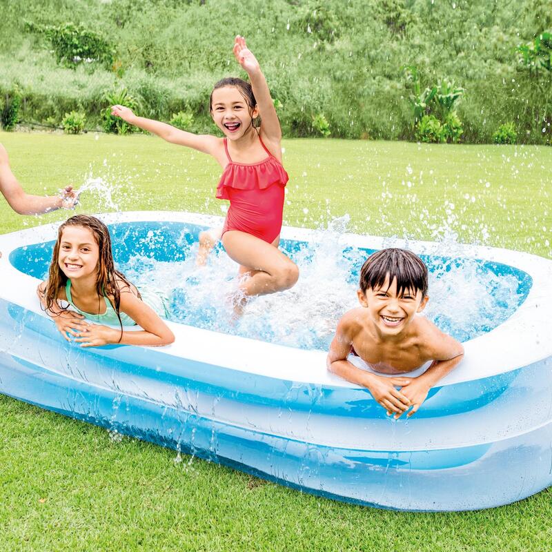 Groot opblaaszwembad voor kinderen en volwassenen