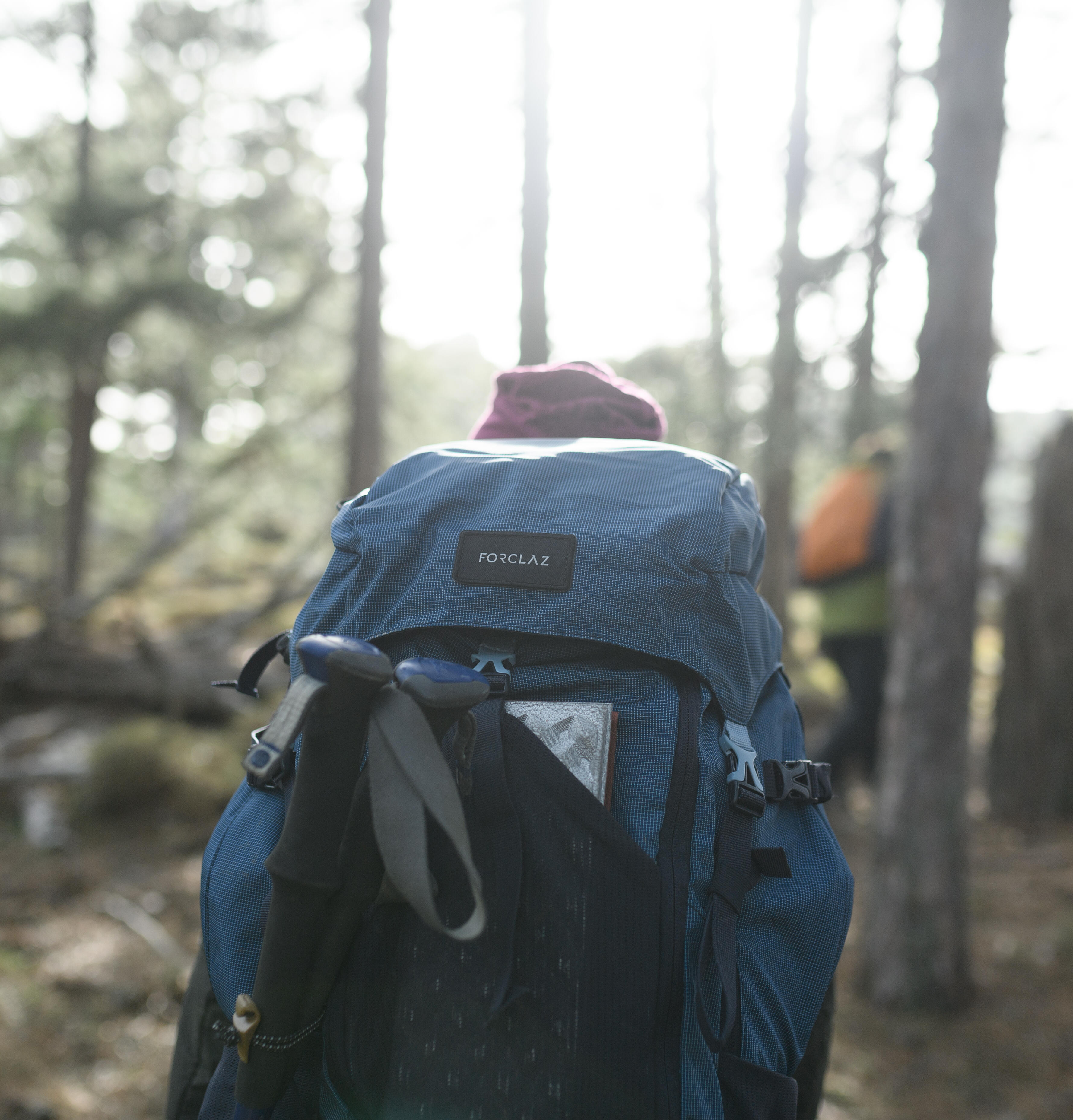 Befestigung der Wanderstöcke MH500 an einem Rucksack 