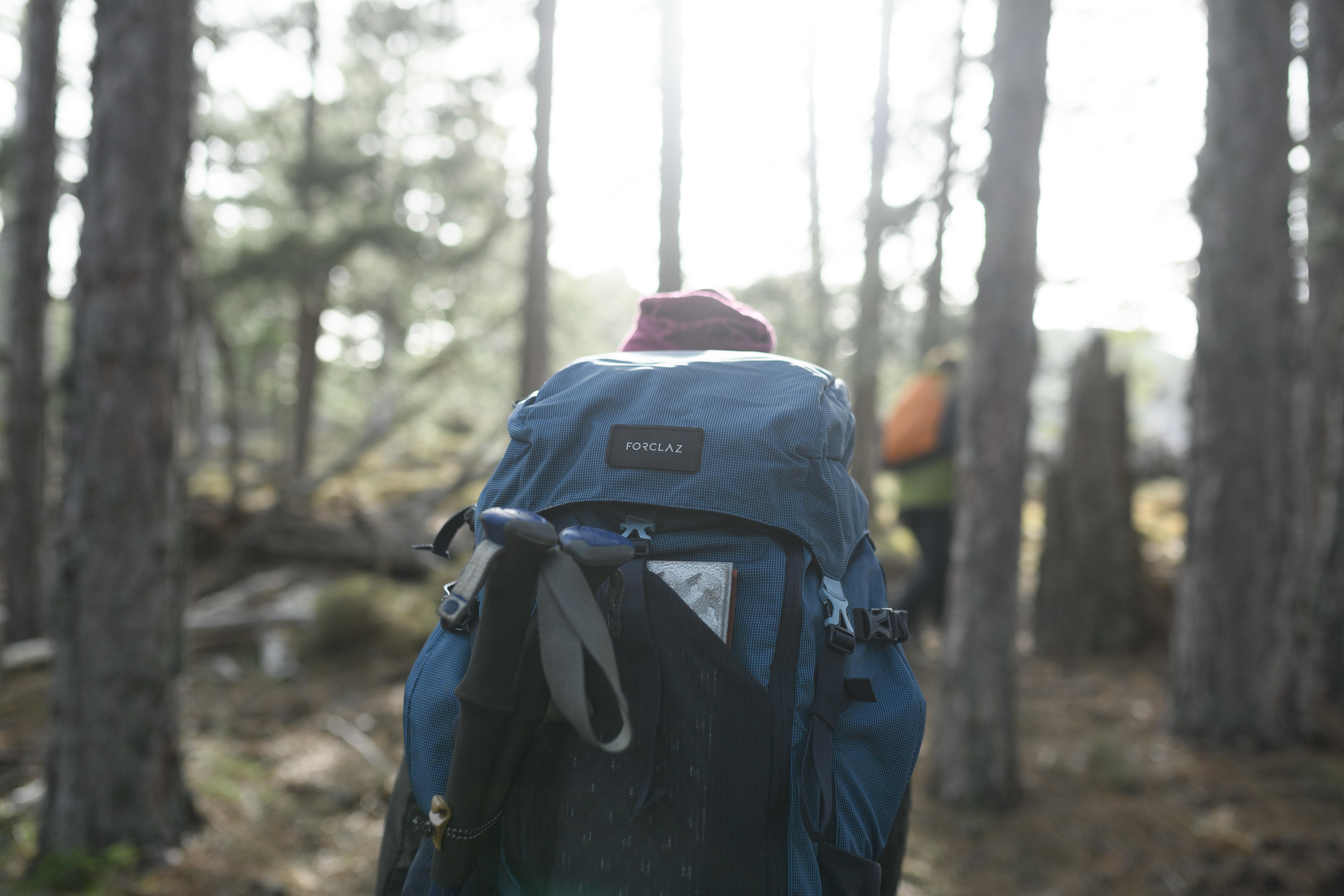 Où accrocher mes bâtons de randonnée MH500 sur un sac à dos ?