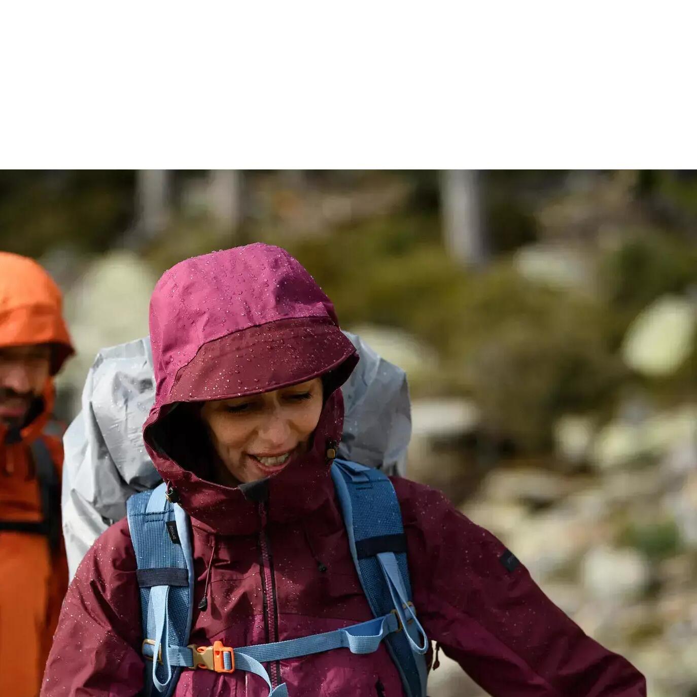 pareja haciendo el camino de santiago lloviendo