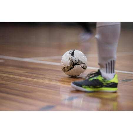 Bola Futsal FS900 63 cm - Putih/Abu-abu