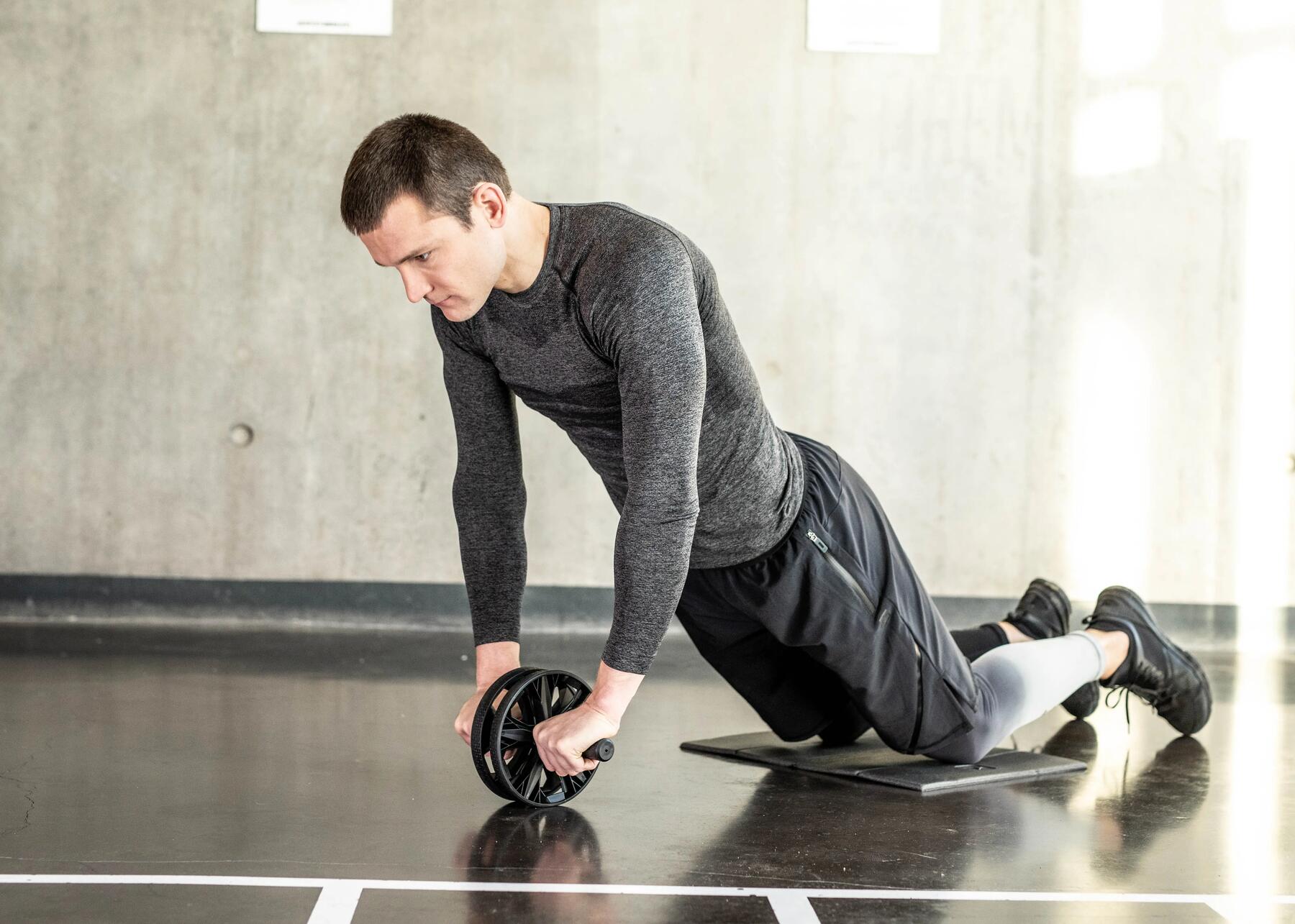 un homme qui travaille sa ceinture abdominale dans un gymnase