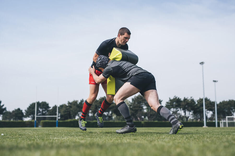 advice-how-to-prevent-injuries-rugby-shoulders-scrum-cap-offload