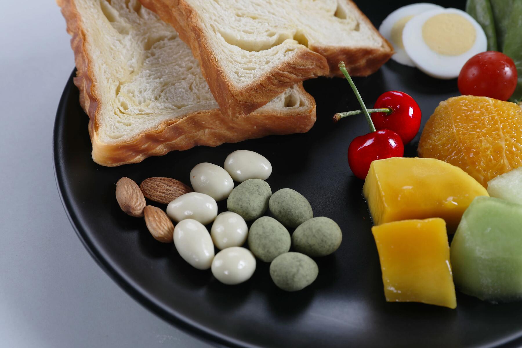 Teller mit proteinreichen Lebensmitteln.