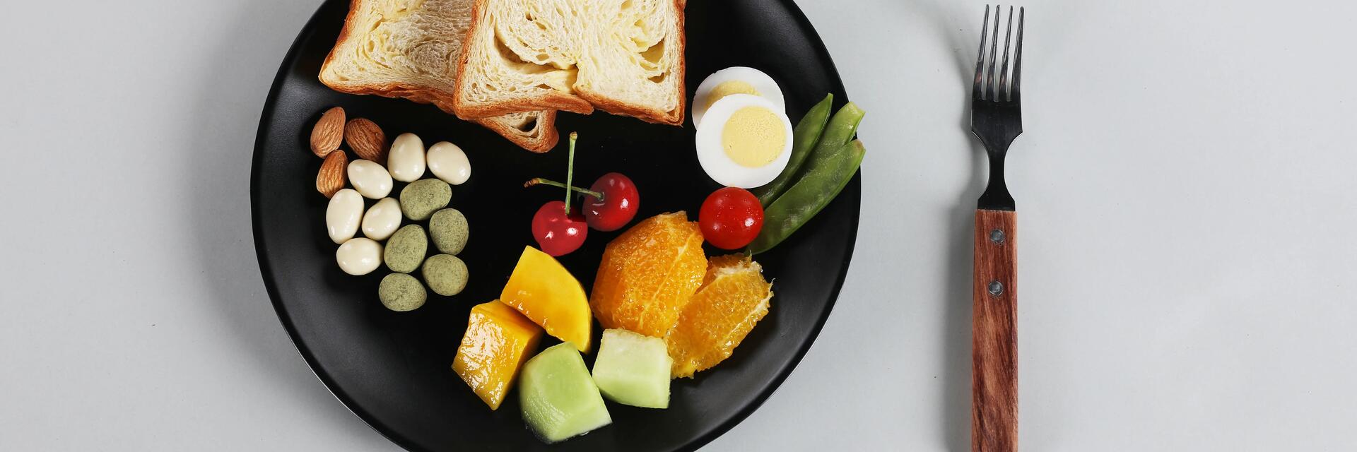 Talerz z produktami bezmlecznymi uzupełniającymi wapń w diecie