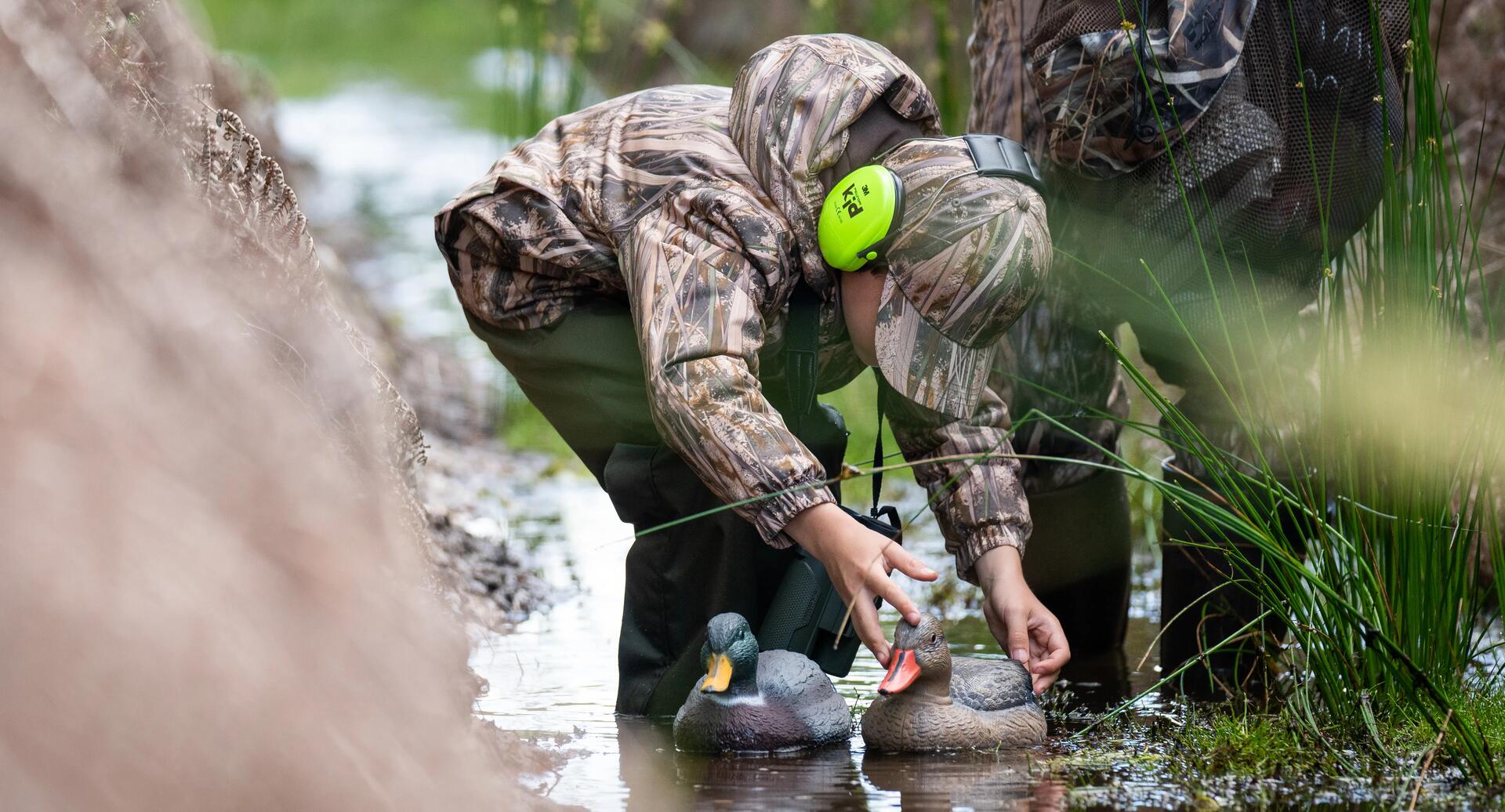 Un très jeune chasseur accompagnant son père avec un casque de protection passif