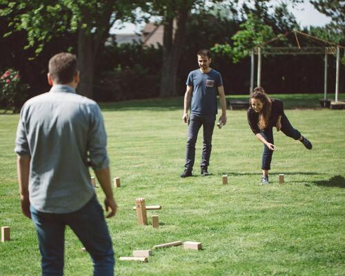 Découvrez les règles du jeu du Kubb, un sport de précision pour développer votre esprit stratège.