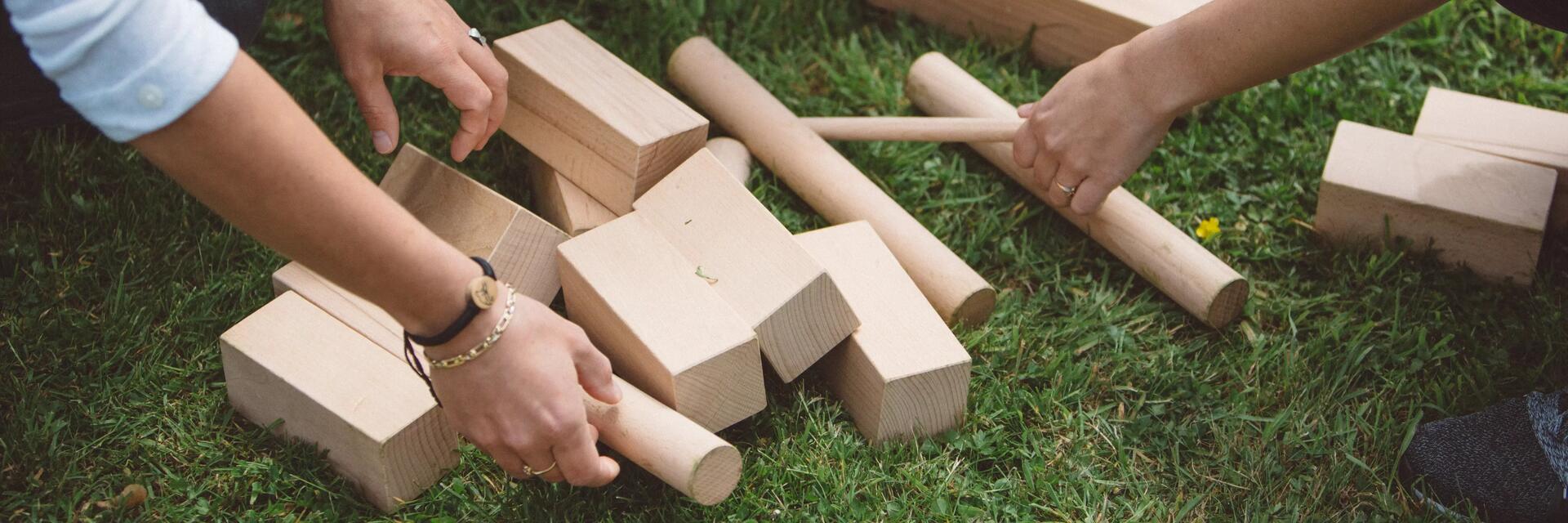 Houten kubb-blokken liggen op het gras