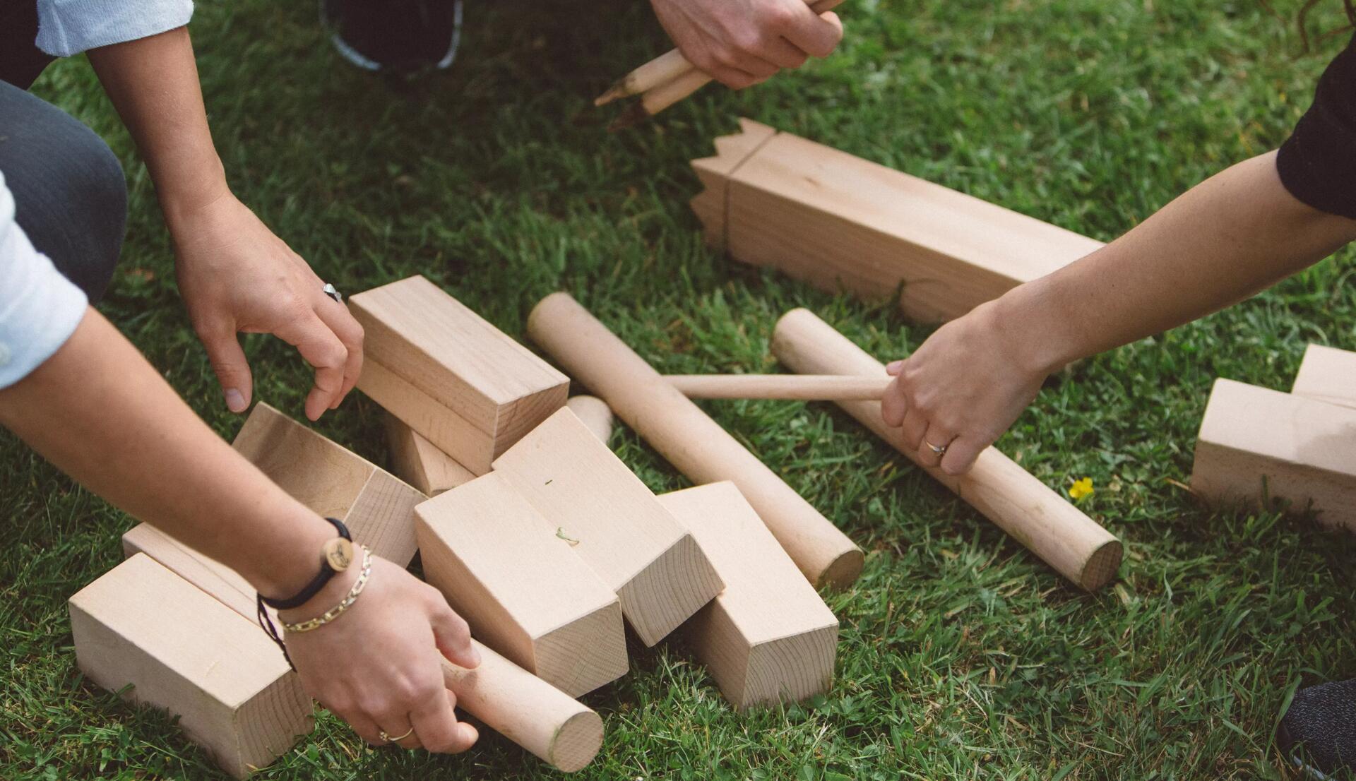 Découvrez les règles du jeu du Kubb, un sport de précision pour développer votre esprit stratège.