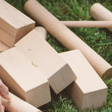 Découvrez les règles du jeu du Kubb, un sport de précision pour développer votre esprit stratège.