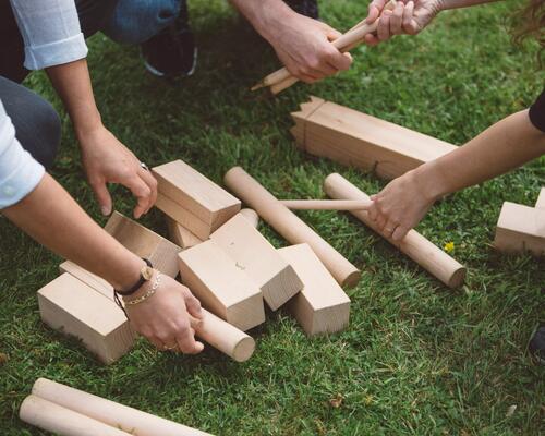 Découvrez les règles du jeu du Kubb, un sport de précision pour développer votre esprit stratège.