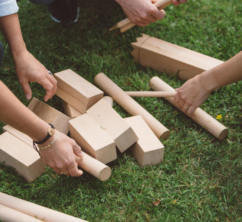Découvrez les règles du jeu du Kubb, un sport de précision pour développer votre esprit stratège.