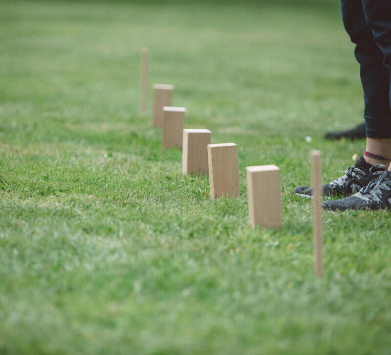 Découvrez les règles du jeu du Kubb, un sport de précision pour développer votre esprit stratège.