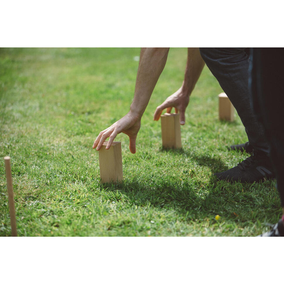 Carromco Kubb Échecs vikings Odin-M – Jeu en bois de pin, avec roi rouge et sac résistant aux intempéries, jouet d'extérieur pour enfants et adultes, échecs vikings en bois, grand format