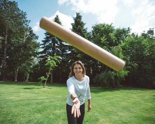 Découvrez les règles du jeu du Kubb, un sport de précision pour développer votre esprit stratège.