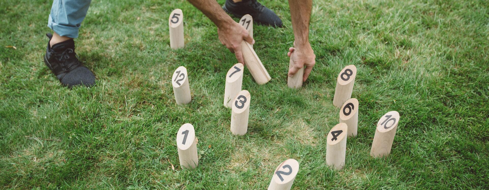 Jeu de quilles finlandaises dans l'herbe