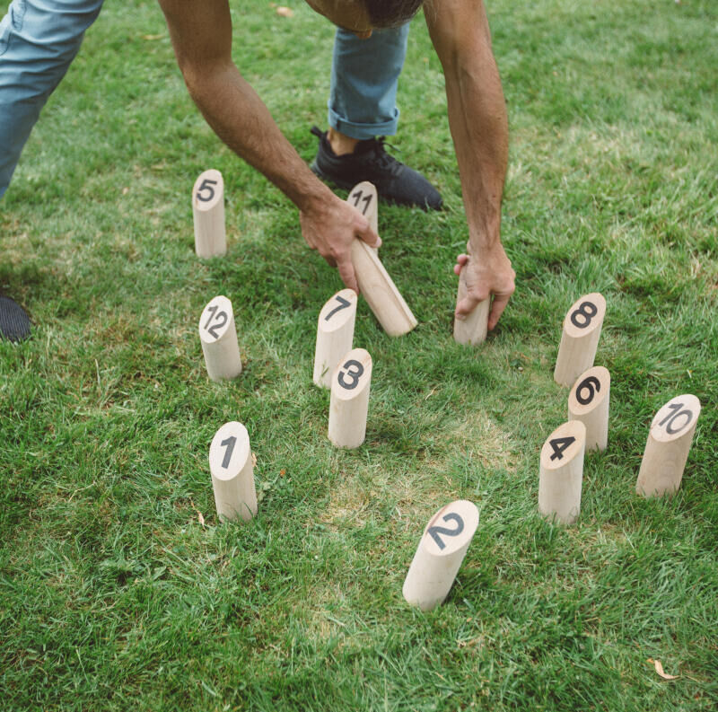 Jeu de quilles finlandaises dans l'herbe