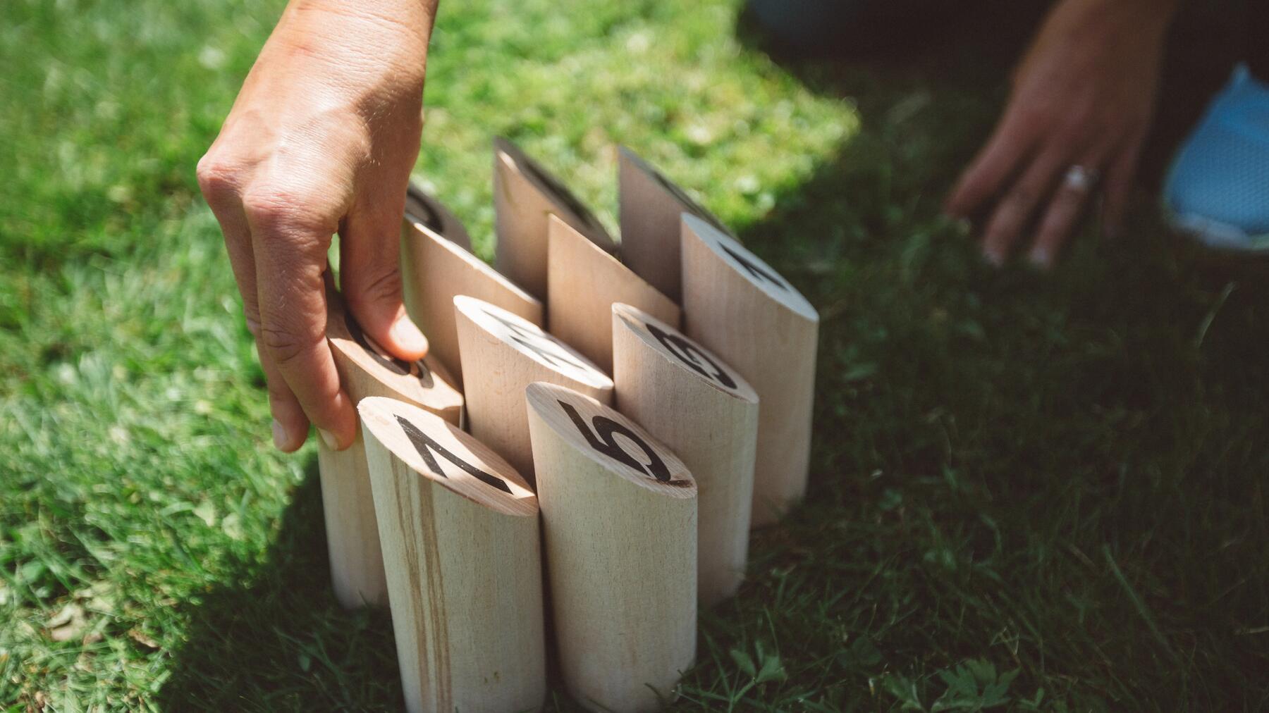 Les quilles finlandaises sur fond blanc