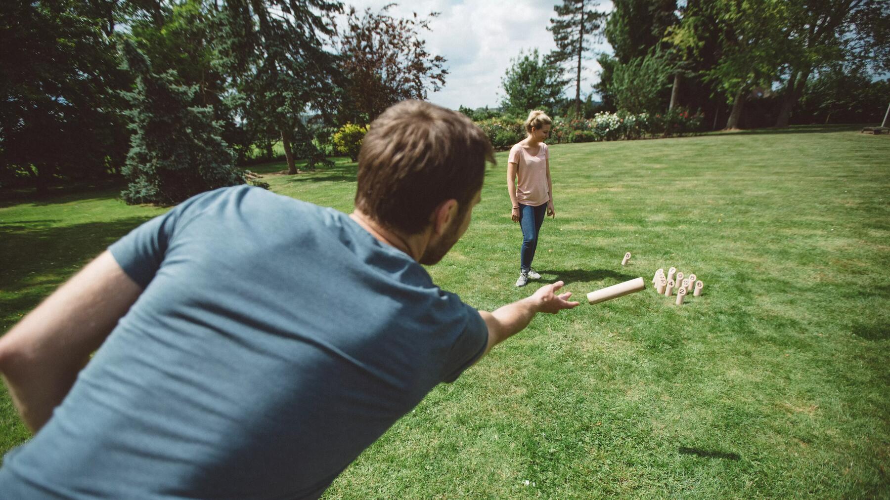 Een familie speelt mölkky
