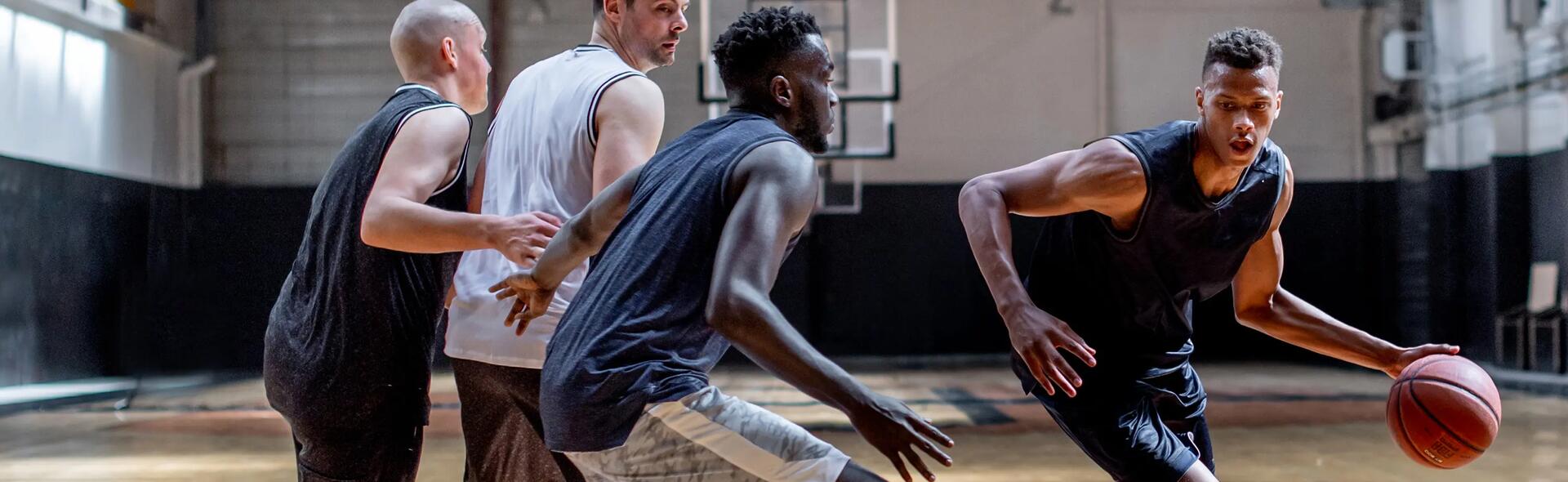 poser utiliser défendre sur un écran au basket